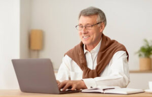 Schwerbehinderung verstehen: Warum verlässliche Gesundheitsinformationen für Betroffene und Angehörige wichtig sind Laptop und Notizen für wichtige Anträge im Alltag