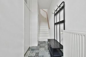 Eine moderne Garderobe mit Sitzbank im Flur. Der perfekte Empfang im Haus kombiniert mit einem stilvollen Schminktisch! Garderobe mit Sitzbank